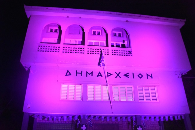 Φωταγωγήθηκε το Δημαρχείο Νάουσας για τον Μήνα Πρόληψης του Καρκίνου του Μαστού